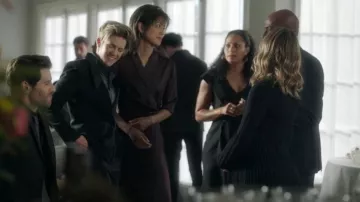 Hugo Boss Wrap Robe en satin avec ceinture attachée portée par Katherine Saville (Grace Park) comme on le voit dans A Million Little Things (S05E01)