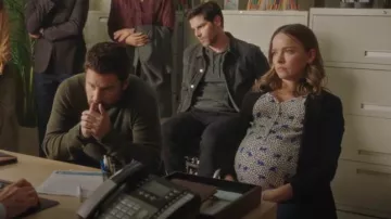 Top en crêpe à imprimé floral Maje Lensam porté par Maggie Bloom (Allison Miller) vu dans A Million Little Things (S05E01)