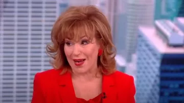 Cinq a Sept Marta Bow Back Silk Cami usado por Joy Behar como se ve en The View el 14 de febrero de 2023