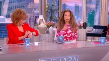 Cinq a Sept Marta Bow Back Silk Cami usado por Joy Behar como se ve en The View el 14 de febrero de 2023