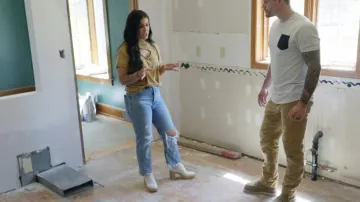 Abercrombie & Fitch Curve Love 90's Ultra High Rise Straight Jeans porté par Chelsea DeBoer comme on le voit dans Down Home Fab (S01E05)