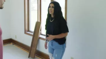 Jeans en détresse Abercrombie Light Wash portés par Chelsea DeBoer dans Down Home Fab (S01E05)