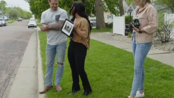 Jeans Abercrombie & Fitch en fente maigre noire lavée portés par Chelsea DeBoer comme on le voit dans Down Home Fab (S01E05)