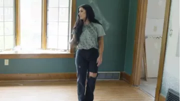 Jeans décontractés Abercrombie & Fitch 90s Ultra High Rise portés par Chelsea DeBoer dans Down Home Fab (S01E05)