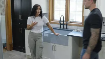 Pantalon utilitaire décontracté Abercrombie porté par Chelsea DeBoer comme on le voit dans Down Home Fab (S01E05)