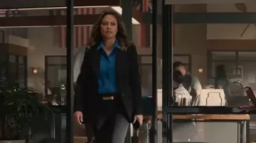 Theory Black Blazer porté par Jane Tennant (Vanessa Minnillo) vu dans NCIS: Hawai’i (S02E14)