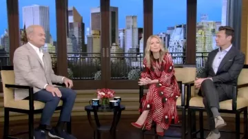 Gianvito rossi Gianvito 105 Velvet Pumps usados por Kelly Ripa como se ve en LIVE with Kelly and Ryan el 15 de febrero de 2023