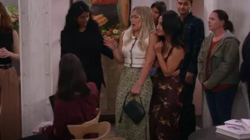 Clare V Midi Sac worn by Sophie (Hilary Duff) as seen in How I Met Your Father (S02E04)