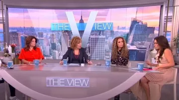 Alice + Olivia Fraley Falda usada por Alyssa Farah vista en The View el 15 de febrero de 2023