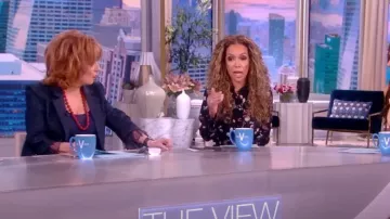 Cinq a Sept Roxie Denim & Lace Blazer usado por Joy Behar como se ve en The View el 15 de febrero de 2023