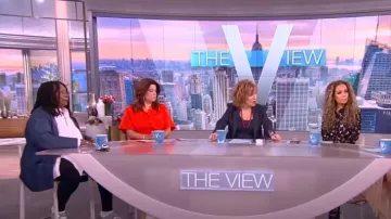Co reunió el vestido de camisa de manga corta usado por Ana Navarro como se ve en The View el 15 de febrero de 2023