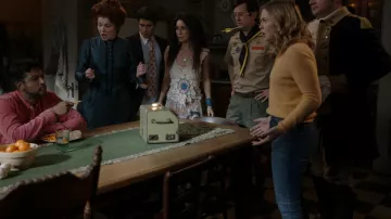 Madre The Insider Crop Step Fray usada por Samantha (Rose McIver) como se ve en Ghosts (S02E13)