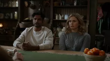 Heartloom Claire Sweater porté par Samantha (Rose McIver) vu dans Ghosts (S02E13)