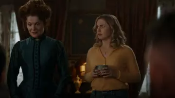 Massimo Dutti Henley Haut porté par Samantha (Rose McIver) vu dans Ghosts (S02E13)
