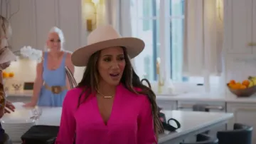 Falta de color Benson Tri Beige Tall Triangle Crown Fedora usado por Melissa Gorga como se ve en The Real Housewives of New Jersey (S12E11)