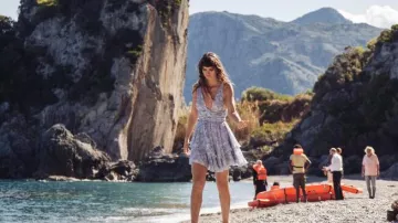 Blue and white dress worn by Yaya (Charlbi Dean Kriek) in Triangle of Sadness movie