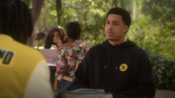Sudadera con capucha con el logotipo de Bitcoin usada por Andre Johnson, Jr. (Marcus Scribner) como se ve en adulto (S05E13)