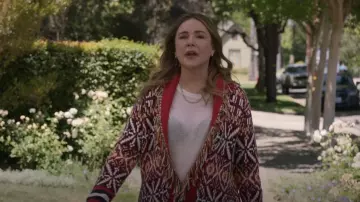 Mother Belted Short Cardigan porté par Liz (Christa Miller) comme on le voit dans Shrinking (S01E03)