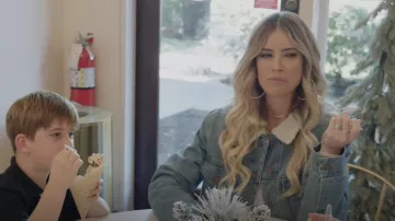 Veste en denim Paige Sherpa portée par Christina El Moussa vue dans Christina in the Country (S01E05)