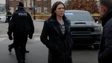 Eileen Fisher Plaid Notch Collar Abrigo usado por ASA Chapman (Sara Bues) como se ve en Chicago P.D. (S10E13)
