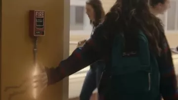 Mochila JanSport usada por Jos Cleary-Lopez (Auli'i Cravalho) como se ve en The Power (Temporada 1)