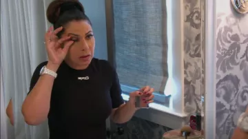 Logotipo blanquecino Camiseta acanalada usada por Jennifer Aydin como se ve en The Real Housewives of New Jersey (S12E13)