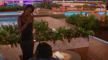 Skims Soft Lounge Shimmer Maxi Vestido usado por Tanya Manhenga como se ve en Love Island (S09E19)