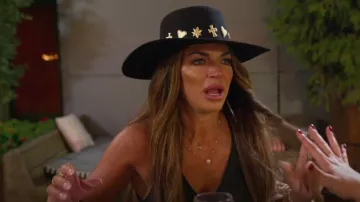 Falta de color Sombrero de lana para mujer con Conchos dorados usados por Teresa Giudice como se ve en The Real Housewives of New Jersey (S12E13)