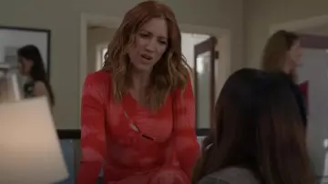 Camisa de algodón Citizen Capri Cut Out Crop usada por Piper (Brittany Snow) como se ve en Not Dead Yet (S01E03)