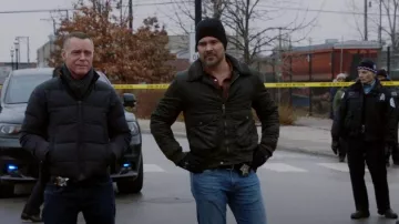 Chaqueta Schott Air Bomber usada por Adam Ruzek (Patrick Flueger) vista en Chicago P.D. (S10E13)