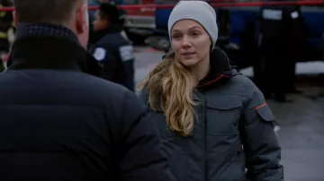Chaqueta Nini de Outdoor Survival Canada Gris usada por Hailey Upton (Tracy Spiridakos) vista en Chicago P.D. (S10E13)