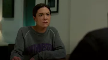 El Grande. La sudadera universitaria usada por Kim Burgess (Marina Squerciati) como se ve en Chicago P.D. (S10E13)