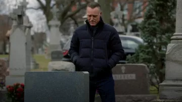 Canada Goose Wyndham Parka usada por Hank Voight (Jason Beghe) como se ve en Chicago P.D. (S10E13)