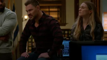 Bella Dahl Camo Blusa usada por Hailey Upton (Tracy Spiridakos) como se ve en Chicago P.D. (S10E13)