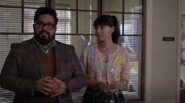 Le Superbe Hailey Sequin Cardigan usado por Sam (Hannah Simone) como se ve en Not Dead Yet (S01E03)