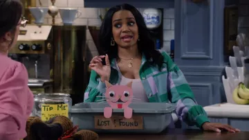 Chemise de poche à carreaux Sanctuary Plaid Patch portée par Randi (Kyla Pratt) comme on le voit dans Call Me Kat (S03E14)