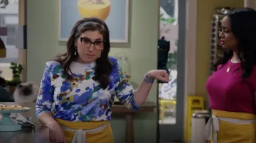 Maeve Camiseta estampada de manga larga en motivo azul usada por Kat (Mayim Bialik) como se ve en Call Me Kat (S03E14)