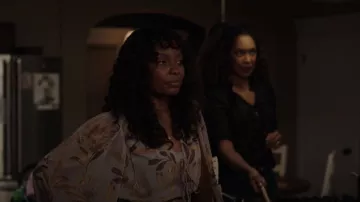 Chemisier Ted Baker Harpier porté par Grace Ryder (Sierra McClain) comme on le voit dans 9-1-1: Lone Star (S04E02)