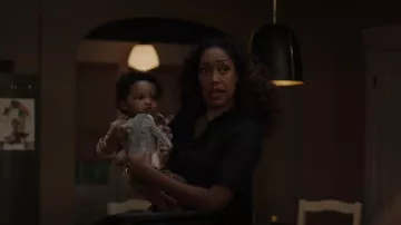 Blusa con volantes de cuello de corbata usada por Tommy Vega (Gina Torres) como se ve en 9-1-1: Lone Star (S04E02)