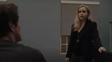 Outfits of 9-1-1: Lone Star: Agent Rose Casey (Amanda Schull) wears Theory Carissa Blazer in season 4, épisode 3