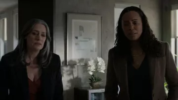 Ralph Lauren Blazer de tweed en espiga usada por la Dra. Tara Lewis (Aisha Tyler) como se ve en Criminal Minds (S16E10)