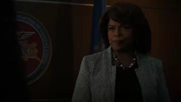Dkny Notch Neck D Ring Topper Jacket porté par Louise Davis (Monnae Michaell) comme on le voit dans Criminal Minds (S16E10)