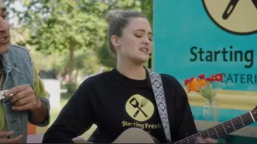 Ernie Ball Jacquard Guitar Strap - Tribal Silver porté par Sophie Dixon (Lizzy Greene) comme on le voit dans A Million Little Things (S05E02)