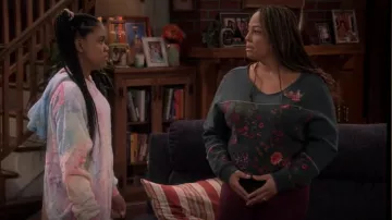 Sudadera Puma Liberty con estampado floral usada por Regina Upshaw (Kim Fields) como se ve en The Upshaws (S03E01)