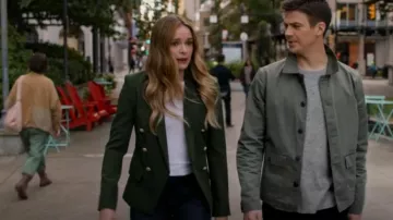 L'Agence Kenzie Blazer en musgo oscuro usado por Caitlin Snow (Danielle Panabaker) como se ve en The Flash (S08E01)