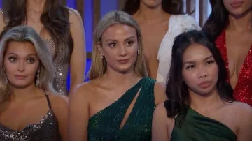 El vestido Sei One Shoulder Cut Out usado por Vanessa Dinh como se ve en The Bachelor (S27E01)