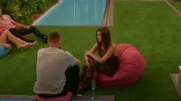 Asos Design Mesh Cowl Neck Cross Back Combinaison en flocage floral portée par Samie Elishi vue dans Love Island (S09E30)