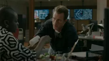 Ralph Lauren Jungle Cloth Deck Jacket porté par Jason Grant (Scott Caan) vu dans Alert: Unité des personnes disparues (S01E04)