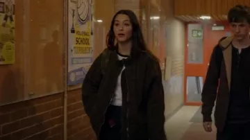 Free People Dolman Quilted Zip Jacket in Ddust Military usado por Sidney (Fivel Stewart) como se ve en Alert: Missing Persons Unit (S01E04)