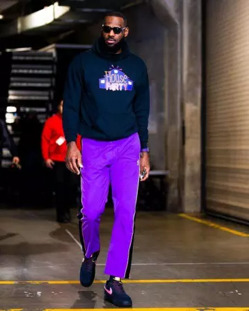 Le pantalon de jogging violet porté par LeBron James sur le compte Instagram de @kingjames